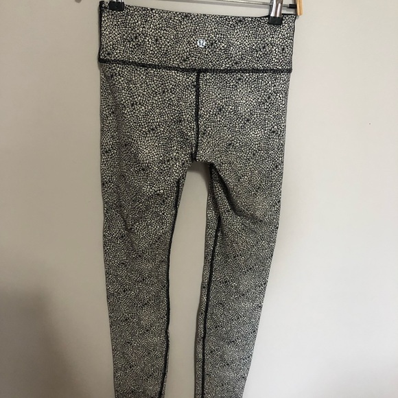 Lulu Lemon Black and White Pattern Leggings Size 4 - Picture 2 of 6